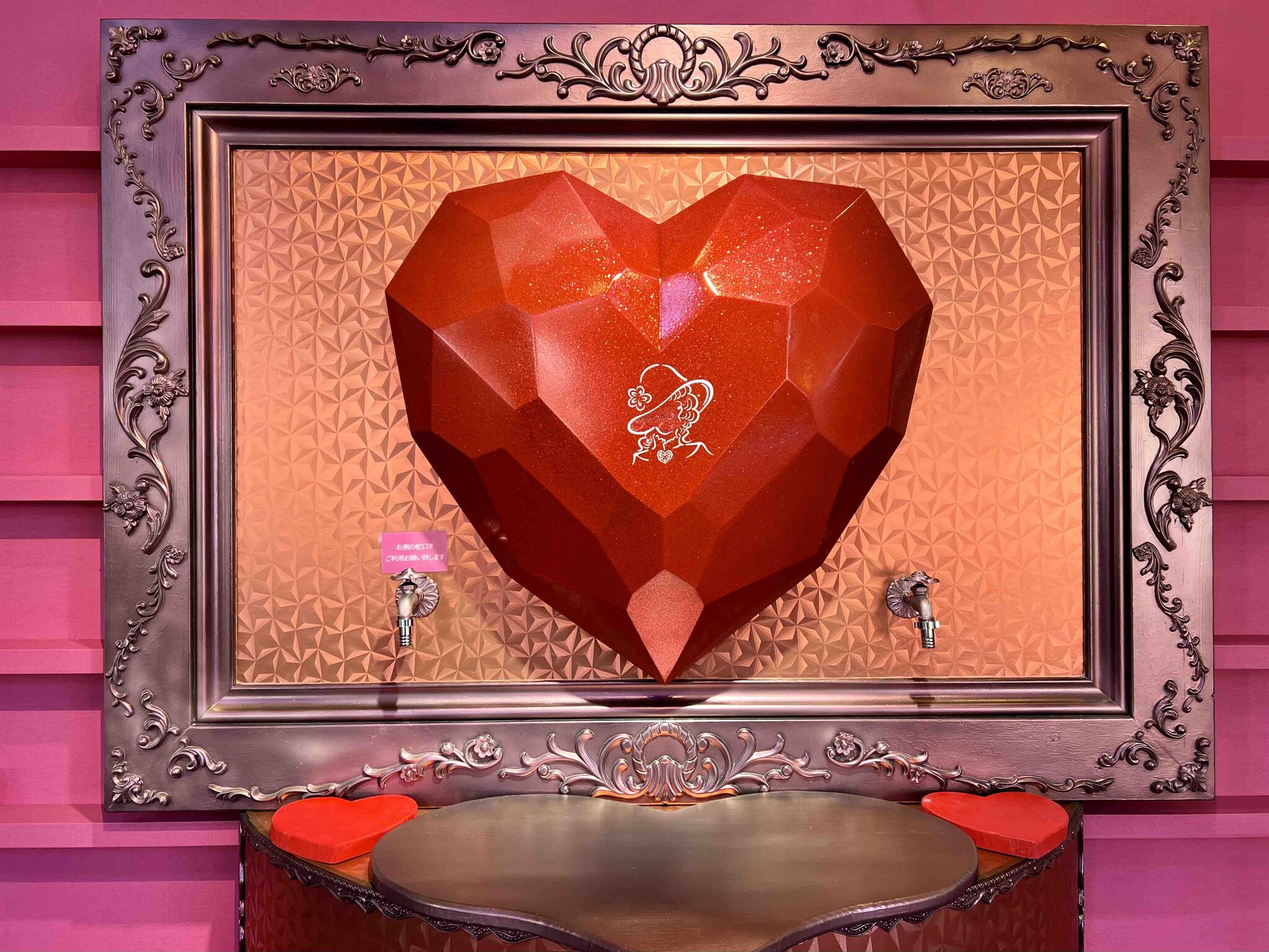 白銀に輝くハウステンボスで「チョコレートフェスティバル」開催 ルビーチョコレートが出てくる蛇口も期間限定で登場｜ハウステンボス株式会社のプレスリリース