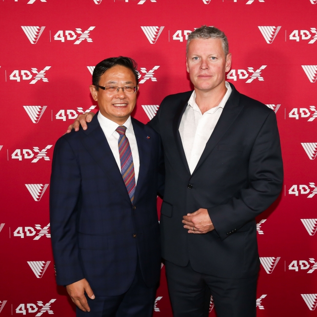 （写真右）ヴィレッジシネマ CEO カーク・エドワーズ／（写真左）CJ 4DPLEX CEO チェ・ビョン・ファン