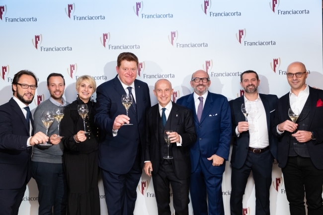 フランチャコルタ協会新会長 シルヴァーノ・ブレッシャニーニ（左から三番目）、  イタリア大使（4番目）と来日したフランチャコルタ生産者