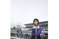 「月刊auto sport」最新2024年12月27日発売号で日向坂46 富田鈴花さんのロングインタビューを掲載。