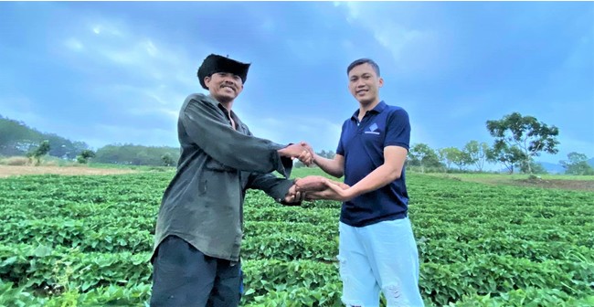 さつま芋生産者のタンさん（左）と当社ベトナム子会社のスタッフ（右）