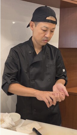 寿司を握る福田さん