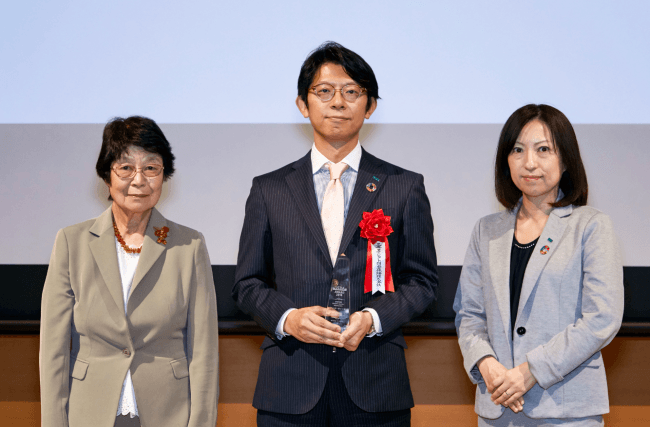 UCDAアワード実行委員 松岡 萬里野氏（左）、マーケティング部 企画グループ 山口（中央）および制作を担当した林