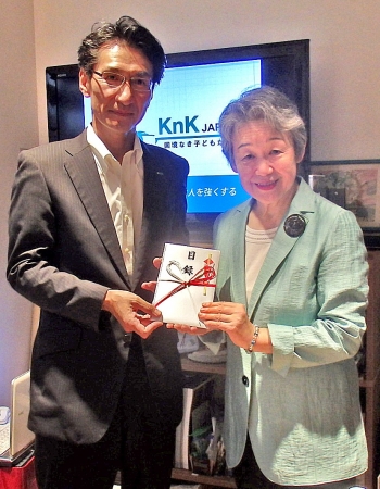 7月4日　【教育】国境なき子どもたち 寺田会長へ当社麻喜執行役員から贈呈