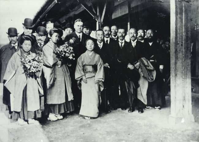 波多野鶴吉と妻はな（写真中央）　1909年撮影