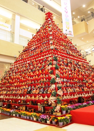 7メートルのエルミこうのすのひな壇はピラミッド型としては日本一の高さです。職人や実行委員会、ボランティアが一体一体手作業で飾ります（昨年撮影）。