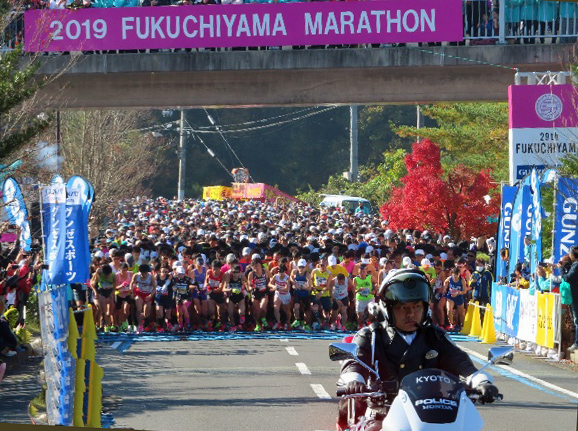 約10,000人が参加した2019年福知山マラソンのスタート地点の様子 約10,000人が参加した2019年福知山マラソンのスタート地点の様子