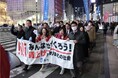 みんなでつくろう!賃上げがあたりまえの社会」 2025春季生活闘争「2.27連合アクションデモ」を開催!今年の行進では横断幕に加えて、光り輝くフラッグペンライトも掲げる!