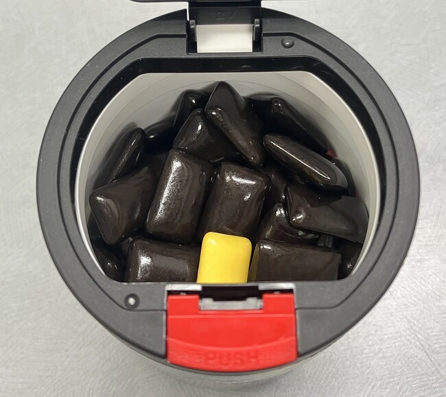 激ビリミントガムがボトル内に入っているイメージ(黄色が激ビリミントガム) 激ビリミントガムがボトル内に入っているイメージ(黄色が激ビリミントガム)