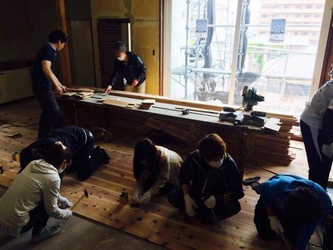 地元の学生たちと床張り作業。道南スギ材を使っています