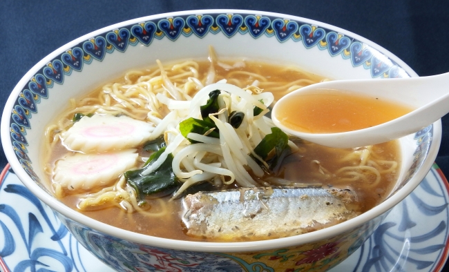 三陸産の塩と、さんま節をふんだんに使用したスープに、骨までやわらかいさんまをのせた絶品秋刀魚ラーメンです。