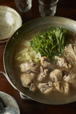 手羽先のうまみたっぷりの白湯スープで作る水炊き。格別のおいしさ。