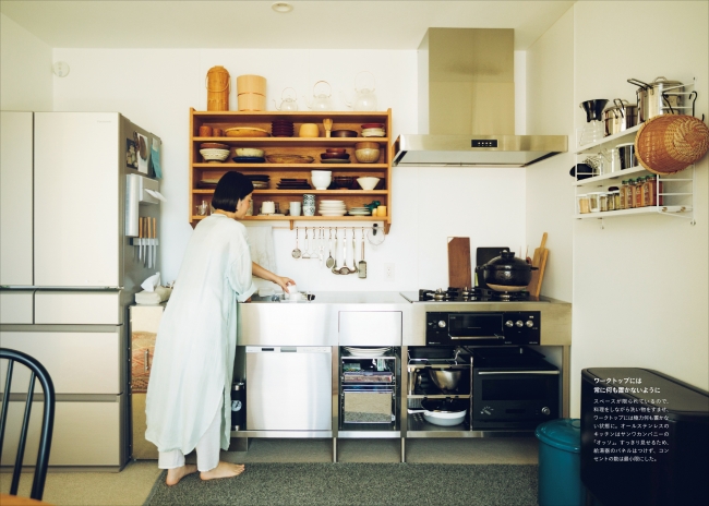 01ジェゲデ真琴さん宅。居住スペース38㎡という小さな家なので、料理するときは、料理しながら洗い物をすませ、ワークトップには極力何も置かない状態をキープする。