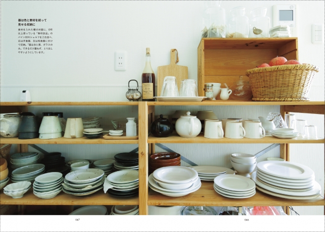 04岩崎友絵さん宅の食器棚。10年以上使う「無印良品」のパイン材のシェルフを2台並べ、右は洋食器、左は和食器に分けて収納。器は白と黒、ガラスのみに絞っている。