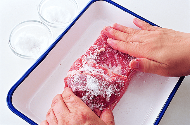 豚かたまり肉は塩を揉み込んで2～3日おくだけで身が引き締まって、旨味も凝縮！おうちで簡単に熟成肉の美味しさを味わえます。