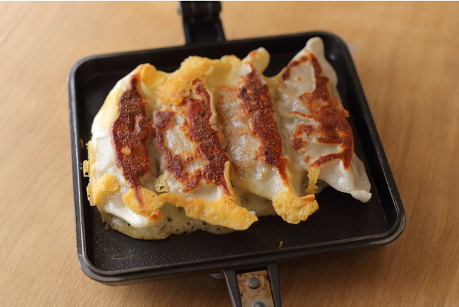 フライパンでは難しい、ぱりぱりチーズが簡単に「チーズ餃子」