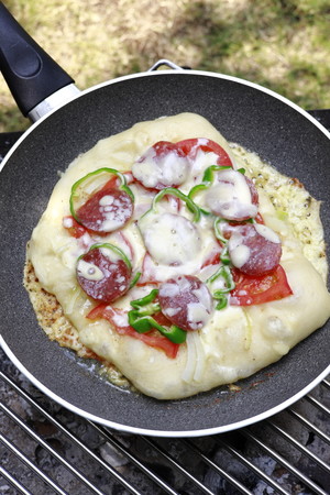 フライパンでチーズとろーりのピザが簡単に！