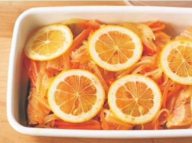 ビタミンDやDHAが豊富な「鮭のはちみつレモンマリネ」