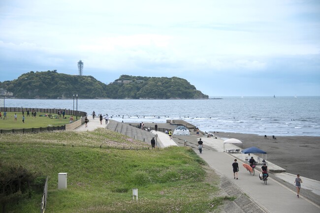 最寄り駅は、小田急江ノ島線「鵠沼海岸」駅。店から歩いて海に出ると、湘南海岸公園の向こうに江の島が見える。