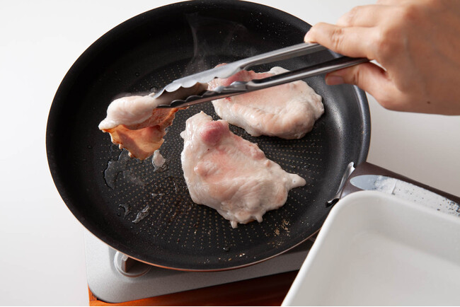 例えば、豚のしょうが焼きは、肉の片面に小麦粉を振って、片面だけ焼いていったん取り出す。