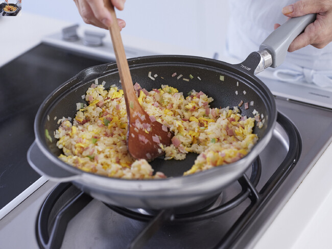 チャーハンは、これがあるからこそパラリと仕上がるというチャーハンべら。テレビ番組で映るたびに多くの反響があるそう。フライパンは、深型だとごはんが押しやすく、返しやすいそうで愛用は無水鍋。