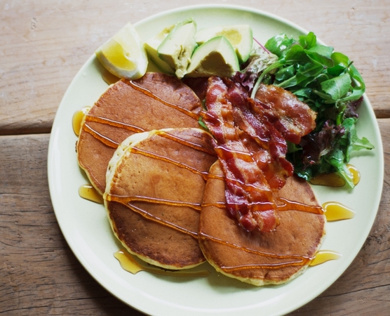 カリカリベーコンとサラダで食べるパンケーキ