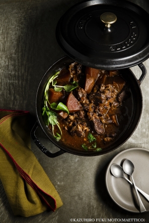 和牛の赤ワイン味噌煮【写真：福本和洋（MAETTICO）】