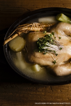 生薬を使った丸鶏とねぎの韓国風鍋【写真：福本和洋（METTICO）】