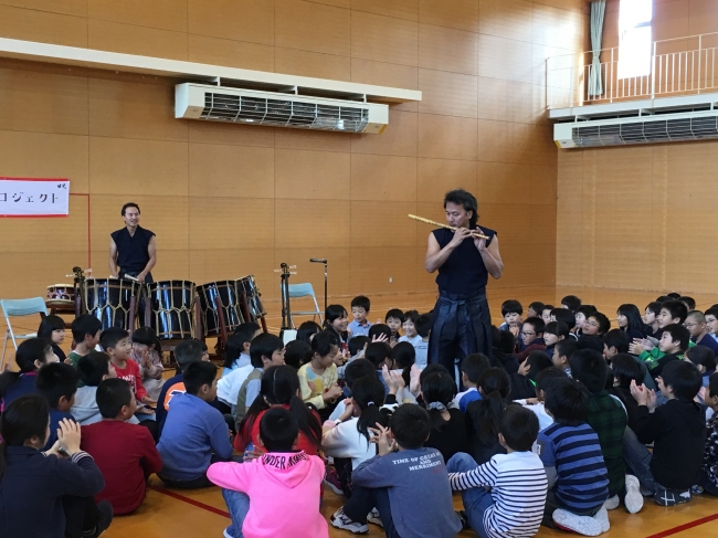 和楽器鑑賞：全校児童の真ん中で篠笛を演奏