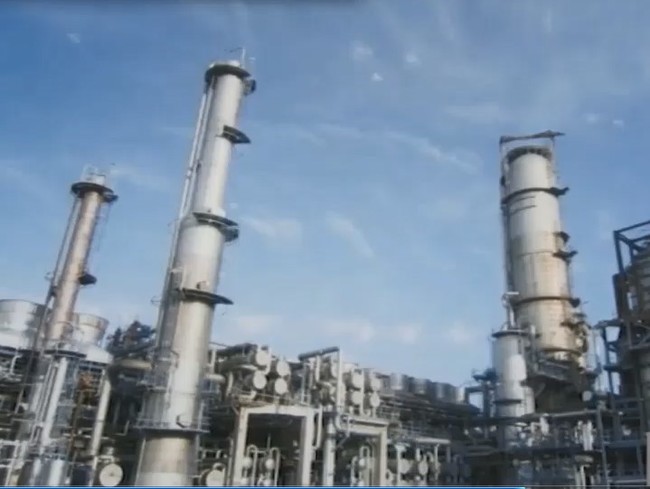 動画で製油所の大きさや装置について説明