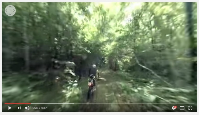 ライダー視点でコースを駆け抜けるトライアルバイク体験動画の一場面