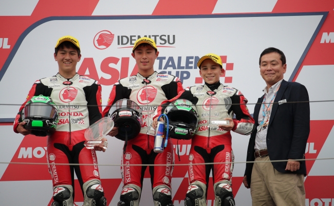 レース２の表彰式 (左から中島選手、國井選手、デェニス・オンジュ選手、当社広報CSR室長 児玉秀文）