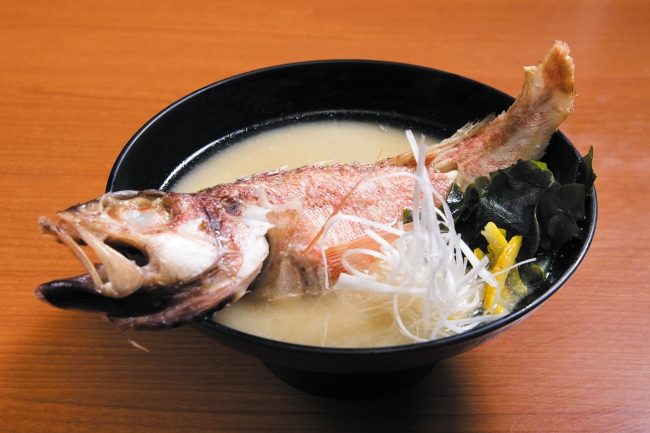 ６階　まぐろ問屋三浦三崎港　恵み オキカサゴのあら汁 ～はだか麦味噌仕立て～ 486円（税込）