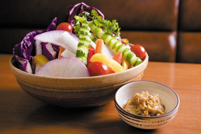 ６階　宮崎料理 万作 本日の有機野菜盛り合せ ～はだか麦味噌を添えて～ 1,166円（税込）