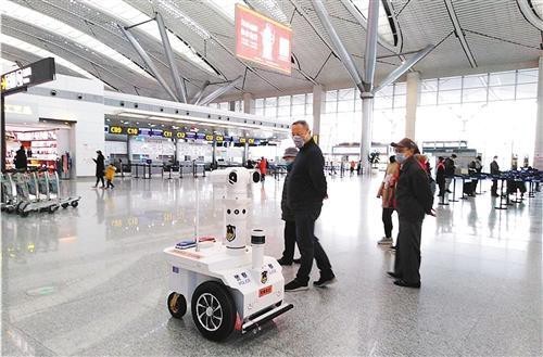 中国・貴陽空港で、温度走査型5Gパトロールロボットによる乗客の温度チェックを実施
