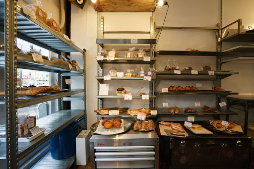 アメリカのロフトガレージをイメージした店内では、トランクケースの上にパンが並びます