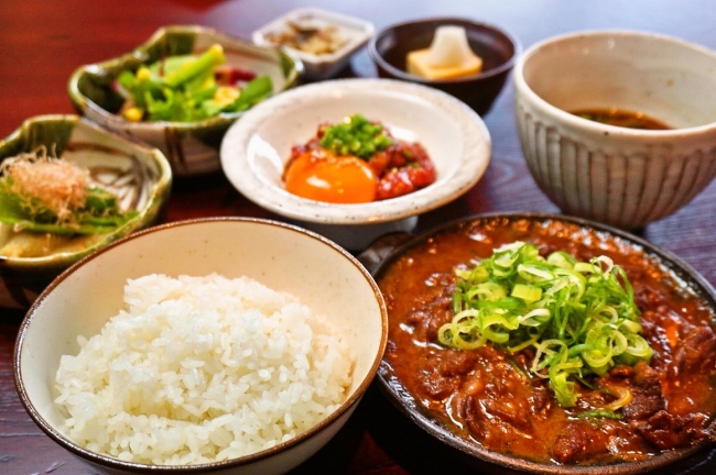 和牛ユッケ＆牛スジ煮込み定食・・・1780円