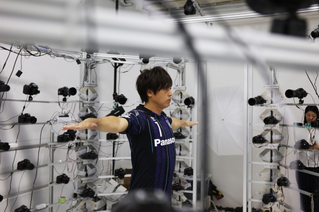 3Dスキャンデータ作成のため122台のカメラで全身を撮影する、ガンバ大阪 遠藤選手