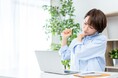 52%が「仕事中に肩こりを感じたことがある」一方、肩こりの認識があるものの放置している“肩こり放置者”が約半数 20代は50代の2倍以上が積極的に肩こり対策