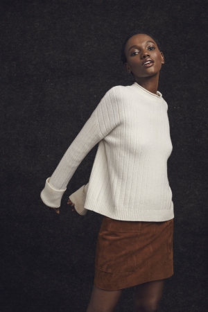 1990年代、モデルKate Moss がブランドヴィジュアルで着用したリブモックネックセーターを復刻／リブモックネックセーター14,000円（税込）