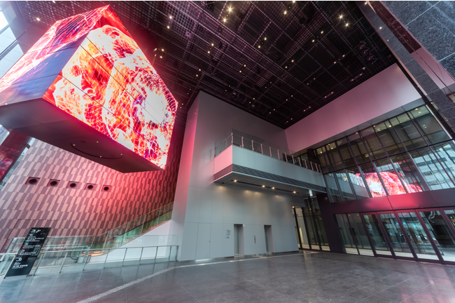 アトリウムに設置された世界最大規模のキューブ型大型LEDディスプレイ「The HEART」（画像はテスト映像）