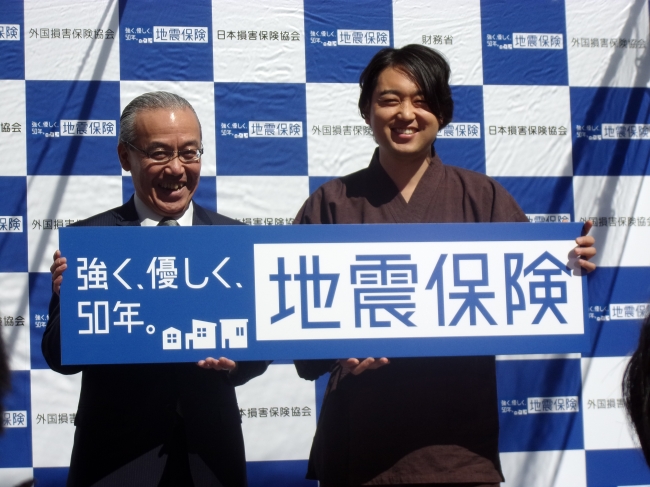 書道家・武田双雲さん（右）と日本損害保険協会 広報部会長 有田克彦（左）