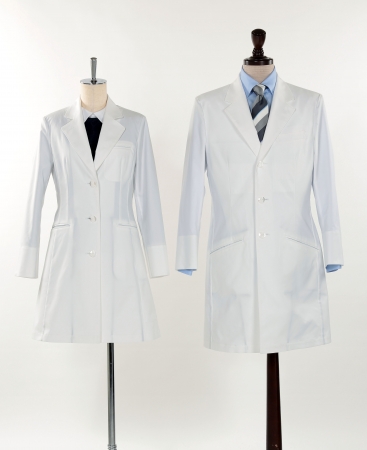  播州織の素材を使用したドクターコート（左：女性用、右：男性用）