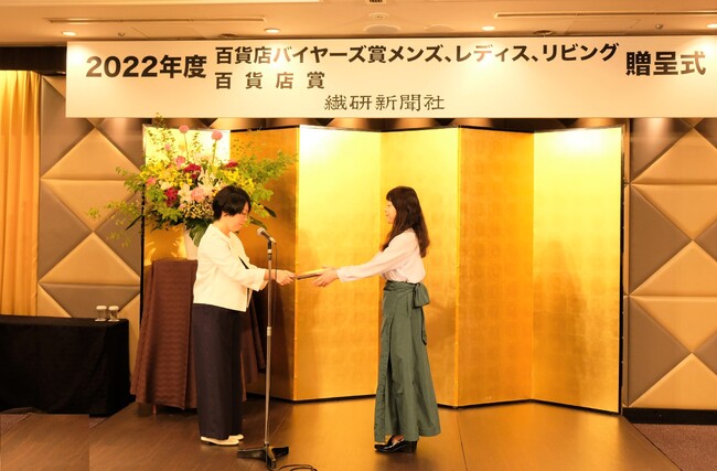 2023年5月25日（木）に行われた表彰式で受賞する 八木 恵美子 ワールド SDGｓ推進室　室長