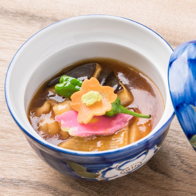 金沢の郷土料理！治部煮...合鴨と生麩、金沢野菜を甘い出汁で炊き込み、餡で閉じた金沢の煮物。わさびでお召し上がりください。