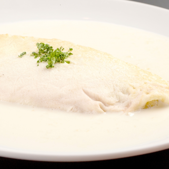 ・チーズオムレツ～驚きの白さ～＝真っ白に焼きあがる特殊な卵を使用したオムレツ。ふわっとろっ本格的な味わいです。