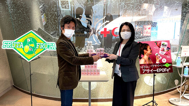  写真：有楽町献血ルームの太田所長へ当社代表からアサイー贈呈の様子