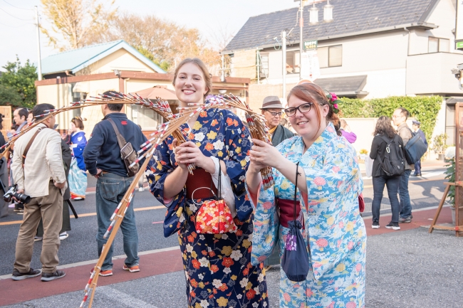 時代まつりを楽しむ外国人