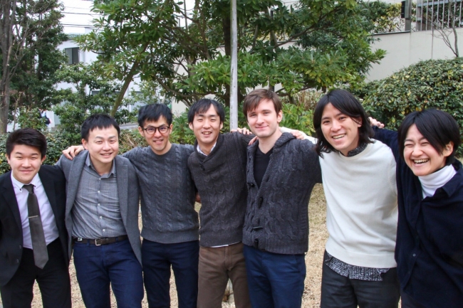 ニューロープチーム（右5人）と投資家（左2人 左から大和企業投資 仙石翔氏、Reality Accelerator 代表 郡裕一氏）