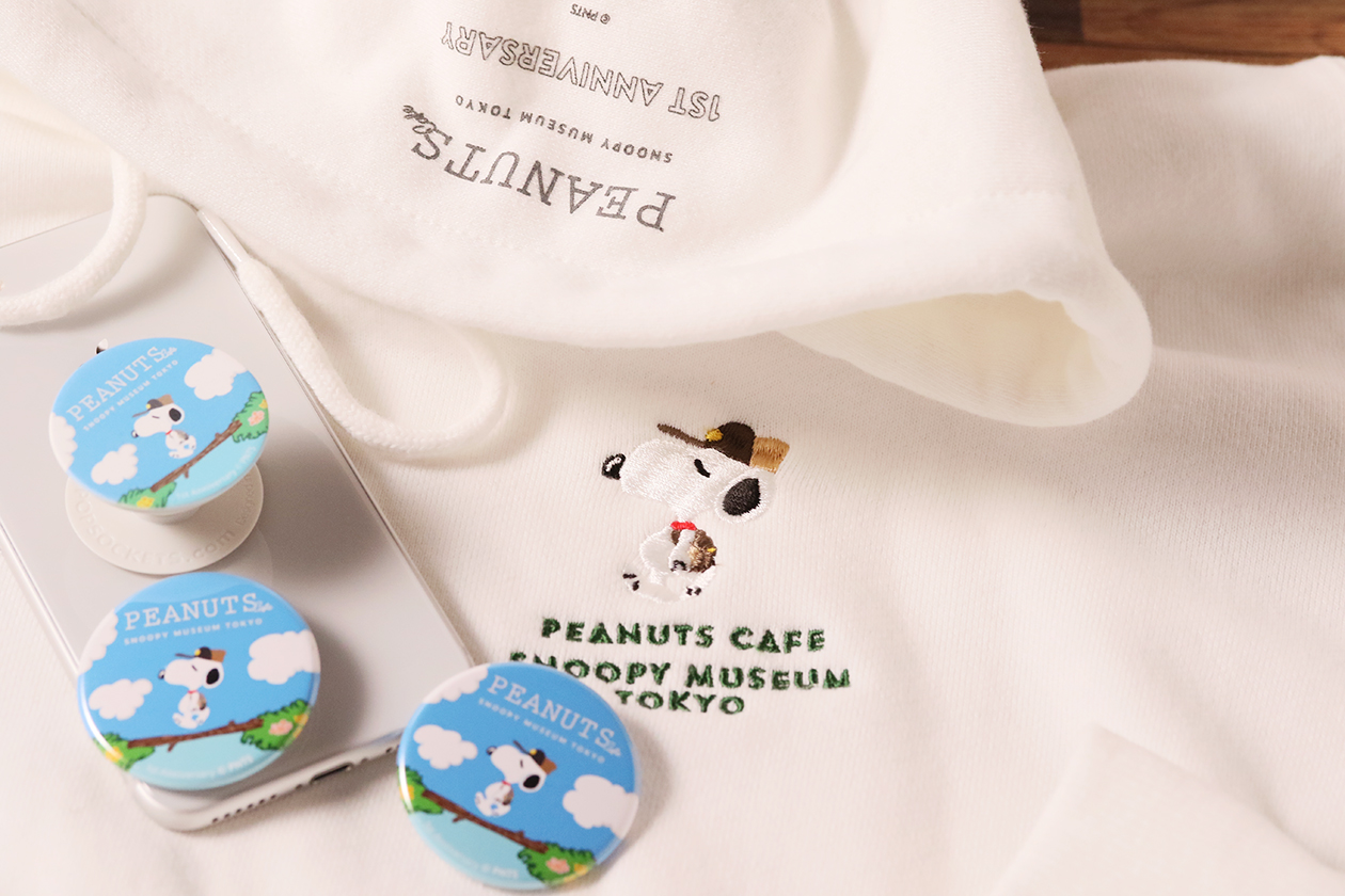 親子コーデも楽しめる Peanuts Cafe スヌーピーミュージアム よりオープン1周年を祝してオリジナルグッズが登場 株式会社ポトマックのプレスリリース